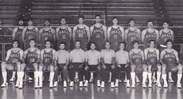 Raduno della Nazionale Italiana maschile nel 1986: Ricci, Villalta, Tonut, Polesello, Costa, Binelli, Magnifico, Dell’Agnello, Sacchetti, Della Valle, Premier, Riva, Marzorati, Galleani, Puglisi, Bianchini, Blasone, Carmina, Sbarra, Brunamonti, Gilardi.